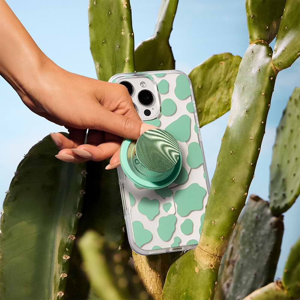 Turquoise Cow Cow — iPhone 16 MagSafe Case - US 58481